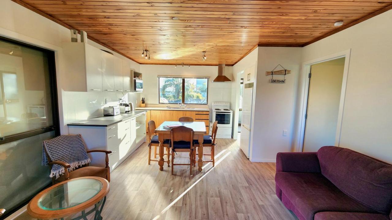 The Sunrise Bach - One Tree Point Holiday Home Екстериор снимка